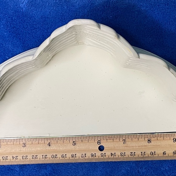 VINTAGE 1987 Burwood Product of White Shelf looking like Whicker with Blue Bow. - Picture 9 of 9